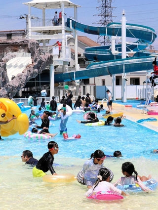 ８月３１日の営業終了を前に、連日にぎわう高砂市民プール＝高砂市高砂町松波町