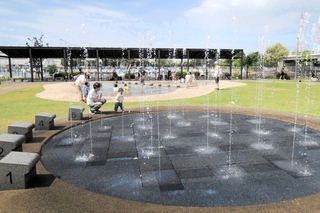 【うみえーる広場】海を望みながら水遊びを楽しめる＝播磨町本荘