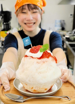 トマトと牛乳のオリジナルかき氷を提供する従業員の北山佳奈さん＝高砂市阿弥陀町長尾