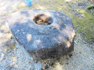 旧平荘小学校校庭に残されていた塔心礎（現在は印南山法恩寺に移されている）