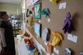 空想上の生き物やゲームのキャラクターなどを色とりどりの折り紙で表現している＝東部コミュニティセンター