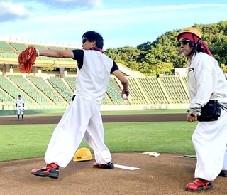 始球式に臨むトシ君（左）とトージ君＝神戸市須磨区緑台、ほっともっとフィールド神戸（山石ピクチャーズ提供）