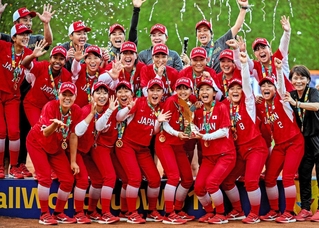 Ｕ１５女子ソフトボールワールドカップで優勝した日本代表。前列右から３人目が寺園美空さん＝イタリア（Ｃ）ＷＢＳＣ
