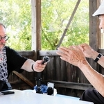 伊能忠敬の旅路を巡っているフランス人ジャーナリストのエチエンヌ・バラールさん（左）。高砂市では高塚洋さん（右）に取材を行った＝高砂市阿弥陀町生石