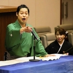 加古川市議会の議事堂で浪曲を披露する京山幸太さん＝加古川市加古川町北在家