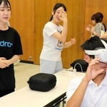３６０度カメラで撮影した動画を紹介する加古川東高校の生徒＝加古川市加古川町北在家