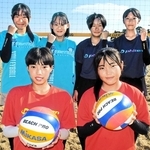 全国大会出場を決めた「ＳＳＢＶＣ」の選手たち。２人制は連覇が懸かる＝高砂海浜公園