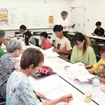 本読みの稽古に取り組む一般参加の出演者たち＝稲美町国安