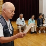 舞台「拝啓、おとうちゃんへ」に向けて稽古を積む喜多村甫さん（左）。昇さんへ向けた手紙を読み上げる＝稲美町国岡６