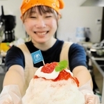 トマトと牛乳のオリジナルかき氷を提供する従業員の北山佳奈さん＝高砂市阿弥陀町長尾