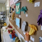 空想上の生き物やゲームのキャラクターなどを色とりどりの折り紙で表現している＝東部コミュニティセンター