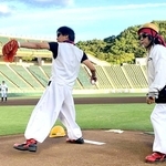 始球式に臨むトシ君（左）とトージ君＝神戸市須磨区緑台、ほっともっとフィールド神戸（山石ピクチャーズ提供）