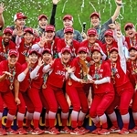 Ｕ１５女子ソフトボールワールドカップで優勝した日本代表。前列右から３人目が寺園美空さん＝イタリア（Ｃ）ＷＢＳＣ