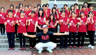 母校・高砂高校のジャズバンド部とコンサートに臨むシンガー・ソングライターのそえんじさん（手前）＝高砂市高砂町朝日町２