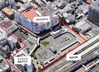 現状の加古川駅前。赤く囲った部分が市街地再開発事業の検討区域（加古川市提供）