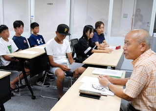 部活動地域展開を見据えて立ち上がった「郷土倶楽部」の活動。秋祭りを前に、祭りの先輩・大西隆夫さん（右）から話を聞く子どもら＝高砂市曽根町