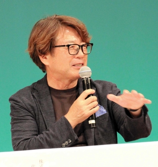 地域経済の未来や地元加古川市への思いを語る粟田貴也社長＝加古川市民会館