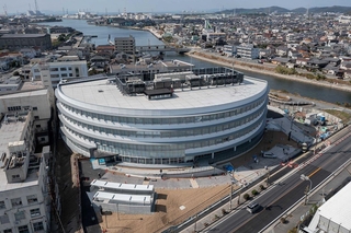 高砂市役所の本庁舎＝高砂市荒井町千鳥１（高砂市提供、小型無人機で撮影）