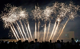 蓮池小学校の校庭に打ち上がるユニークな玩具花火＝播磨町西野添４