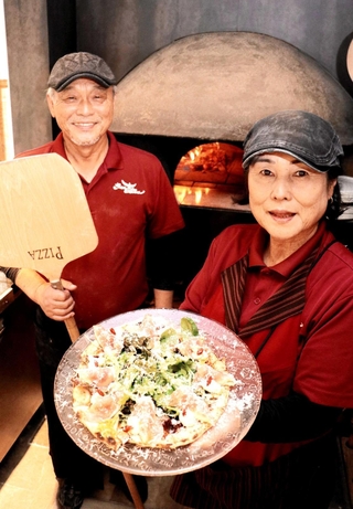 家族でピザ店営む佐藤多美子さん（右）