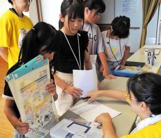 どんな店にするかを決め、材料調達をスタッフに相談するこども店長ら＝加古福祉会館