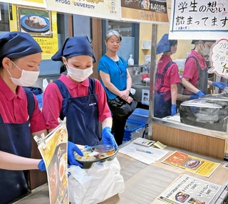 大学対抗カレーグランプリで「加古川和牛の牛すじカレー」を販売し、準グランプリになった兵庫大の学生ら＝宝塚阪急（兵庫大提供）