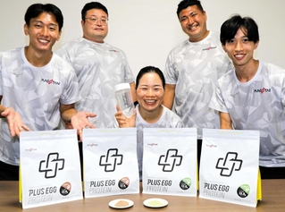 「プラスエッグプロテイン」を紹介する陸上競技部員ら＝高砂市荒井町新浜２