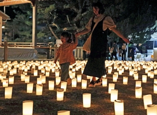 高砂神社には３千のキャンドルが並び、家族連れが歩いて楽しんだ＝高砂市高砂町東宮町