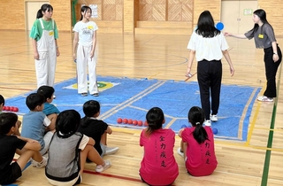 ささゆり児童クラブで子どもたちとボッチャで遊ぶ兵庫大学生ら＝石川県能登町（田辺哲雄さん提供）