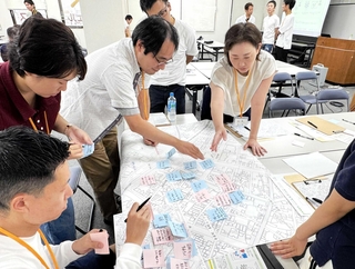 駅周辺の再整備に向けての現状の課題や魅力について地図上にまとめる参加者ら＝加古川まちづくりセンター
