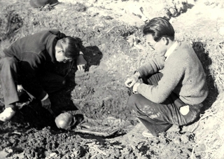 縄文人骨を発見した今里氏（右）＝昭和１５年１月（伊藤秀雄氏撮影）