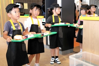 そろいのエプロンと帽子姿でハンバーガーを作った曽根こども園児ら＝高砂市松陽１