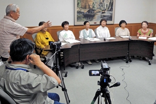 ２００回達成を記念した番組のリハーサルで、スタートの合図を出す高田繁範さん。ＭＣが担当した番組制作を振り返った＝いなみ野学園