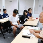 部活動地域展開を見据えて立ち上がった「郷土倶楽部」の活動。秋祭りを前に、祭りの先輩・大西隆夫さん（右）から話を聞く子どもら＝高砂市曽根町