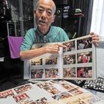 東加古川総合市場協同組合で理事長を務めた松本昌幸さん。アルバムを手に往時のにぎわいを懐かしむ＝加古川市加古川町備後