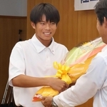 中山哲郎町長（右）から花束を受け取る中川悠聖さん＝稲美町役場