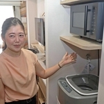 部屋を案内するサンフロンティア不動産の渡辺享子さん。長期利用も想定、客室には洗濯機なども備えられる＝加古川市別府町緑町１