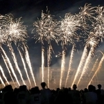 蓮池小学校の校庭に打ち上がるユニークな玩具花火＝播磨町西野添４