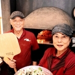 家族でピザ店営む佐藤多美子さん（右）