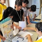 どんな店にするかを決め、材料調達をスタッフに相談するこども店長ら＝加古福祉会館