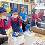 大学対抗カレーグランプリで「加古川和牛の牛すじカレー」を販売し、準グランプリになった兵庫大の学生ら＝宝塚阪急（兵庫大提供）