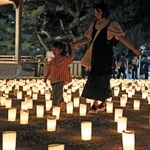 高砂神社には３千のキャンドルが並び、家族連れが歩いて楽しんだ＝高砂市高砂町東宮町