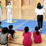 ささゆり児童クラブで子どもたちとボッチャで遊ぶ兵庫大学生ら＝石川県能登町（田辺哲雄さん提供）