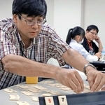 真剣な面持ちでタイルを並べる参加者＝加古川市加古川町溝之口