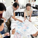 駅周辺の再整備に向けての現状の課題や魅力について地図上にまとめる参加者ら＝加古川まちづくりセンター