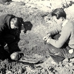 縄文人骨を発見した今里氏（右）＝昭和１５年１月（伊藤秀雄氏撮影）