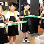 そろいのエプロンと帽子姿でハンバーガーを作った曽根こども園児ら＝高砂市松陽１