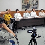 ２００回達成を記念した番組のリハーサルで、スタートの合図を出す高田繁範さん。ＭＣが担当した番組制作を振り返った＝いなみ野学園