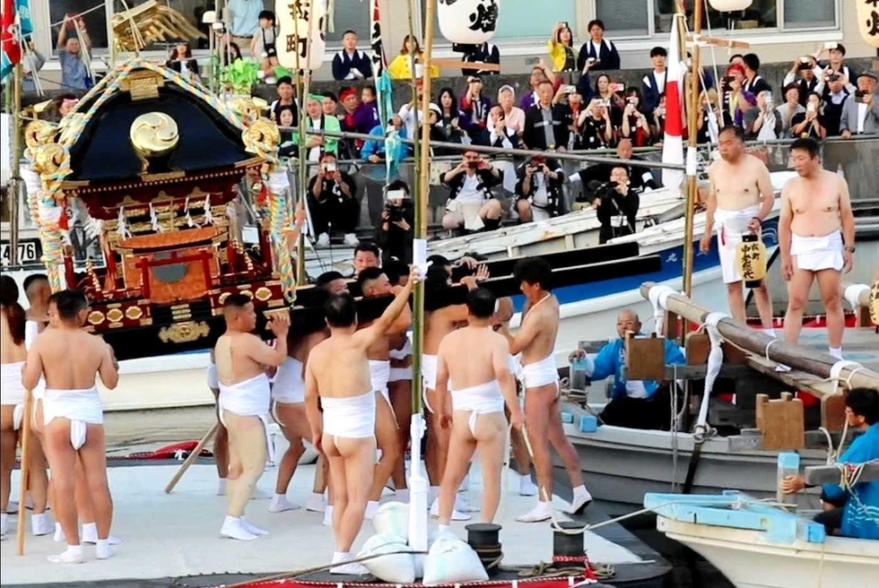 船渡御」男衆が威勢良く 高砂神社で3年に一度の神事 「みこしぶり