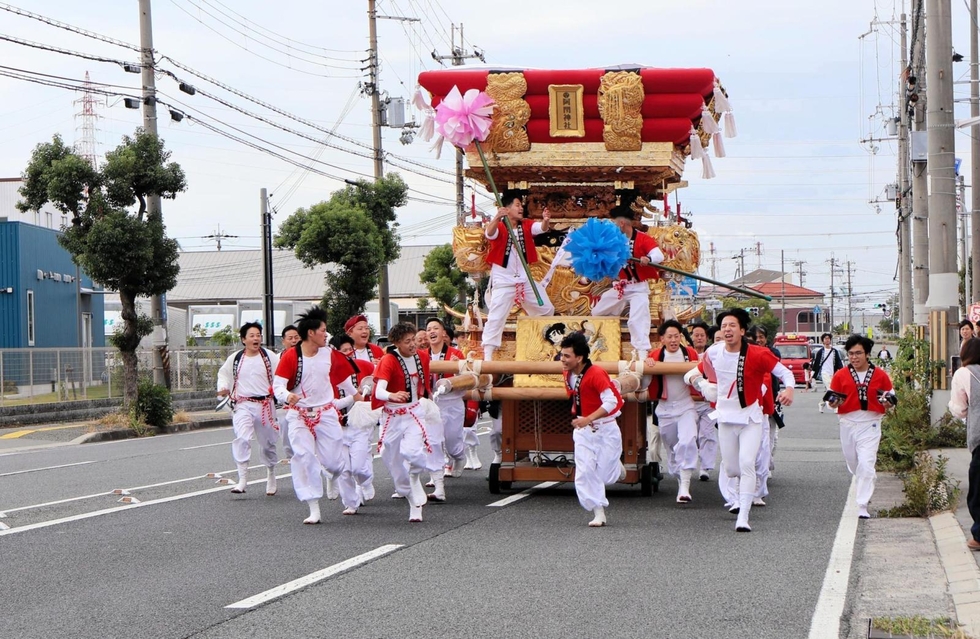 1トン超の屋台引き氏子が全力疾走 播磨町の阿閇神社「チョッセ